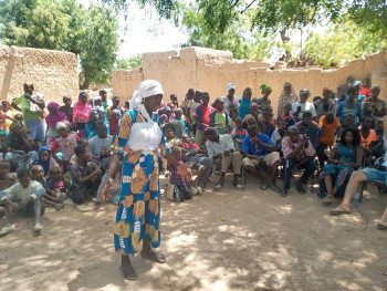 Une assemblée générale des femmes pour l'accès à la terre, Commune de Pelengana, Mali.